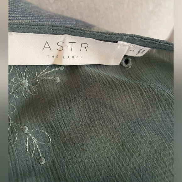 ASTR Women Sage Eyelet V-neck Cinched Waist Long Sleeves Blouse Size L - Picture 5 of 8